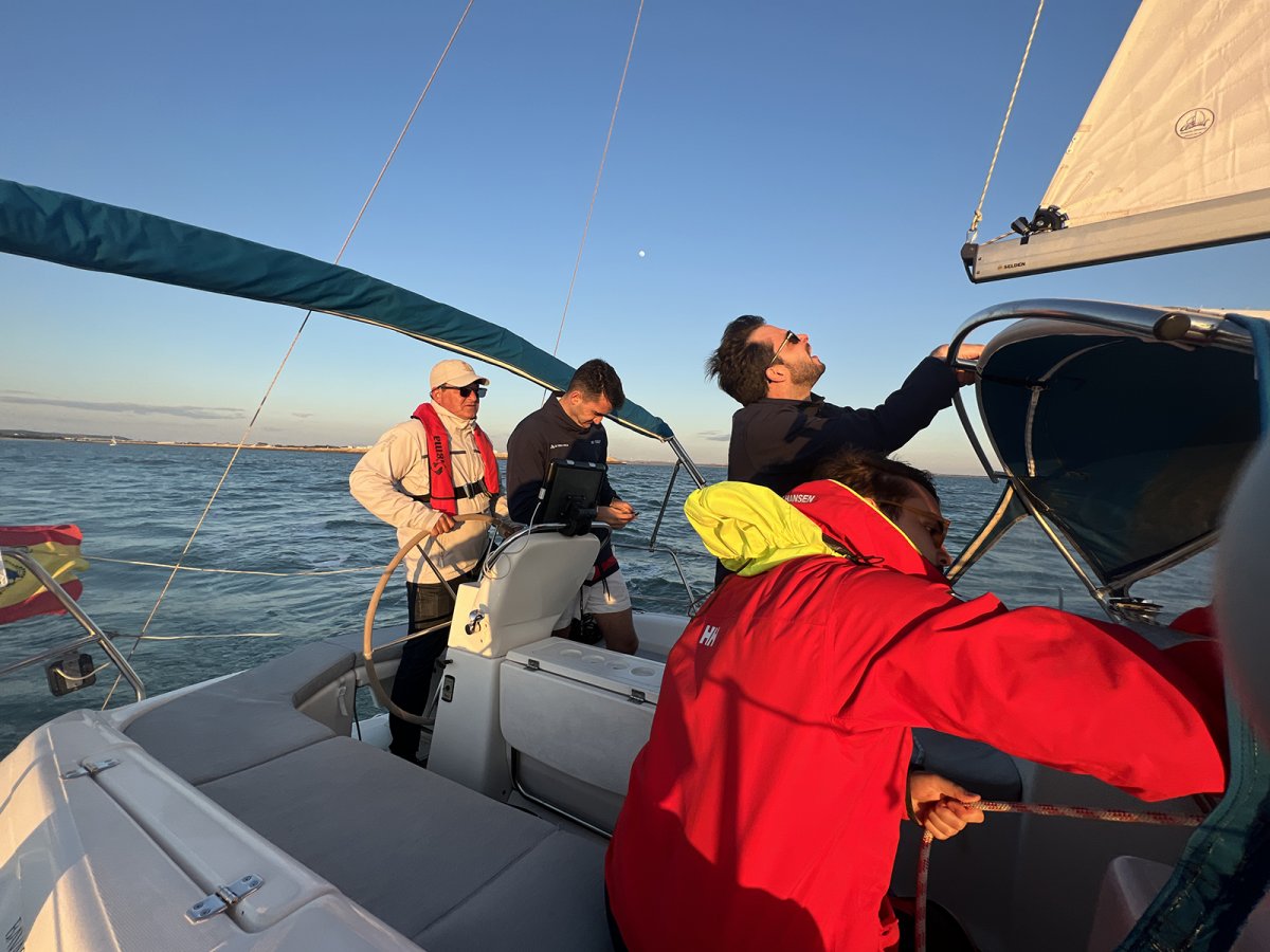 Erforsche die Meere mit Zuversicht mit unserem PER + Segelberechtigungskurs