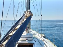 Una embarcación de vela en el mar