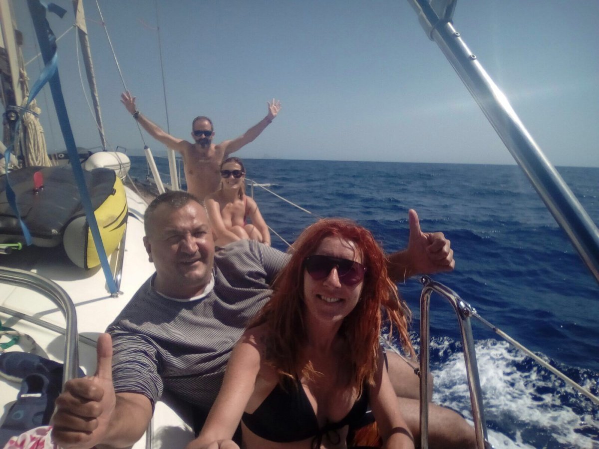 Partecipa a un'avventurosa crociera con equipaggio esperto