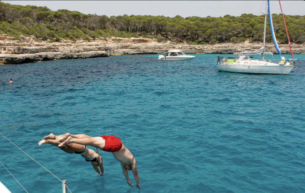 Esplora le calette nascoste di Maiorca: crociera Youngline (internazionale)