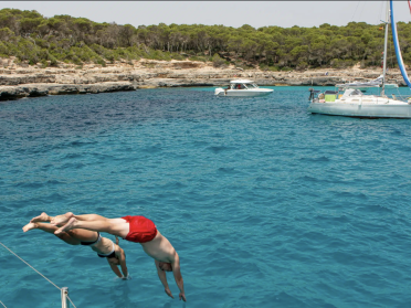 Discover Mallorca's hidden coves: Youngline tour (international)