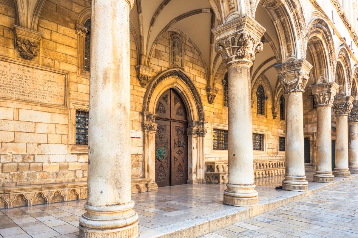 Erkunden Sie die malerischen Inseln und Dörfer Kroatiens auf einer Katamaran-Kreuzfahrt