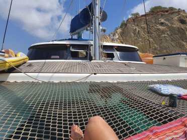 Noleggia un catamarano con uno skipper per navigare intorno a Ibiza per un'intera settimana