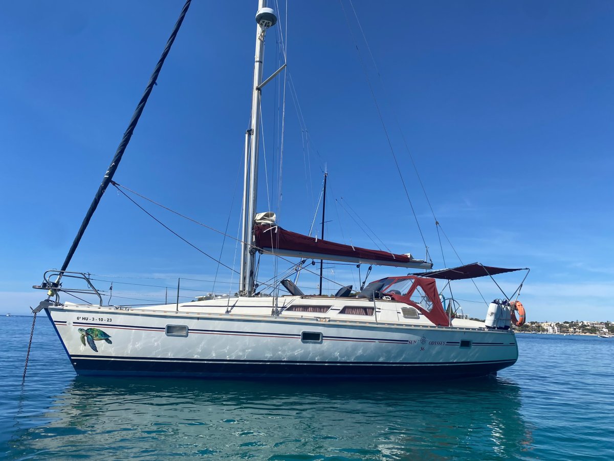 Barco chárter explorando las hermosas calas de Mallorca