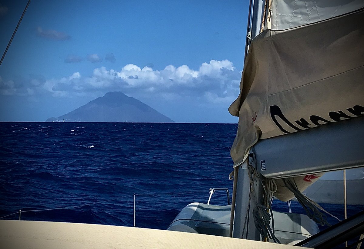 Avventura tra Mare e Terra: Sailing e Trekking tra i Vulcani delle Eolie