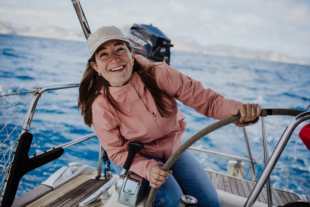 Barco velero en ruta hacia la hermosa Menorca.