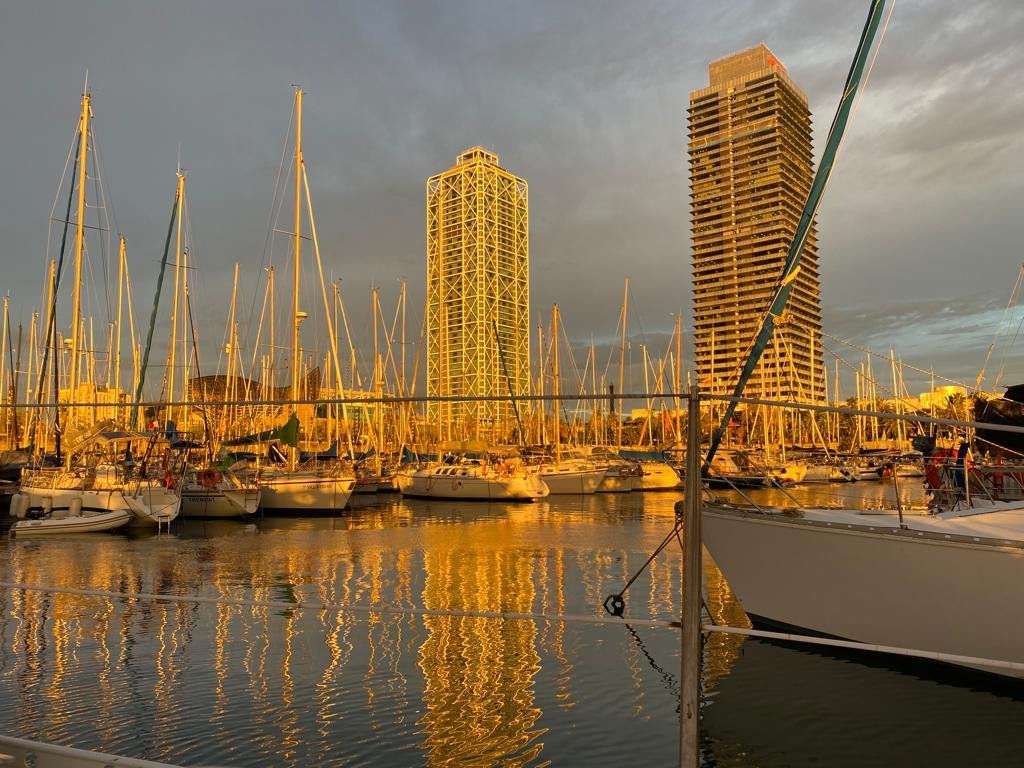 Zwei Personen, die die Sonne auf einem Segelboot in Barcelona genießen