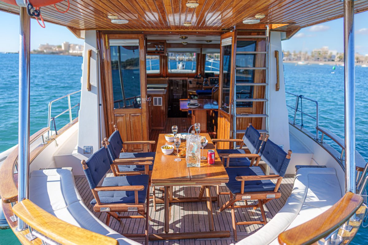 Motorboot - Myabca - 12 {{i18n.capacity}}