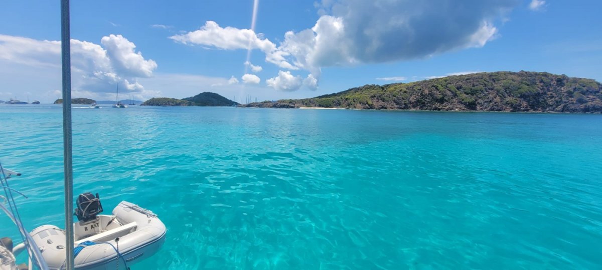 Una embarcación elegante navegando por el mar azul cerca de las Antillas Menores.