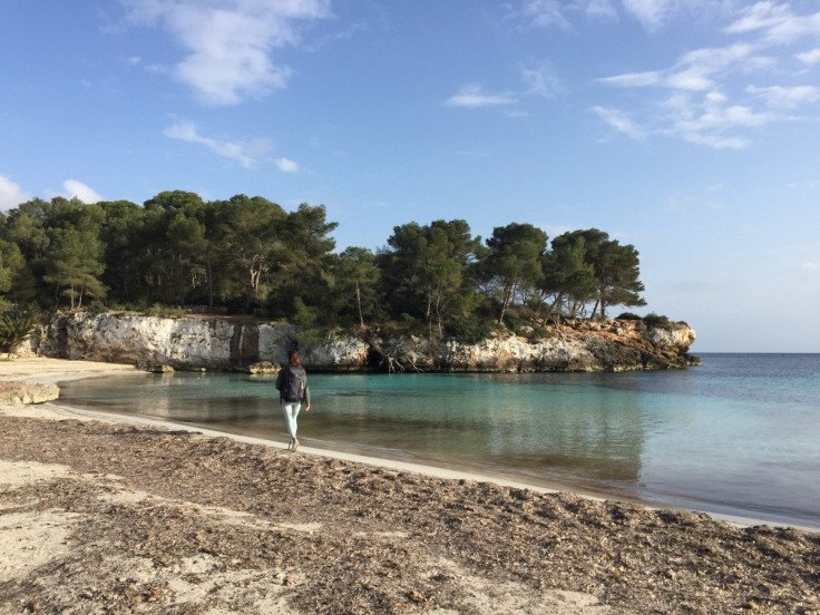 Navegante haciendo senderismo en Cala Turqueta (Menorca)