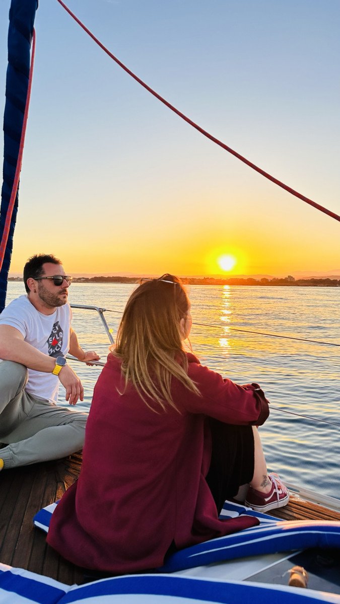 Ein Segelboot segelt durch das blaue Meer