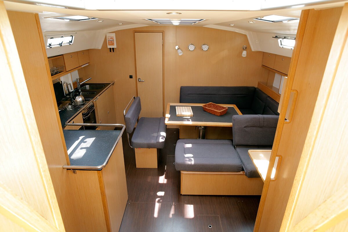 sailboat-rental-barcelona-bavaria-45-cruiser-cabin-2