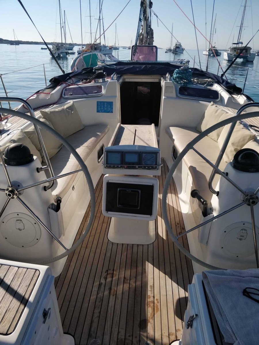 Genießen Sie die Aussicht auf Ibiza vom Segelboot