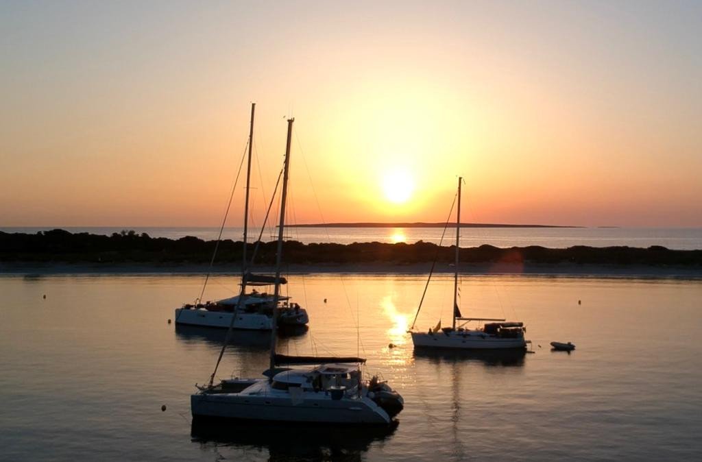 Rilassati e prendi il sole in catamarano durante la Settimana Santa