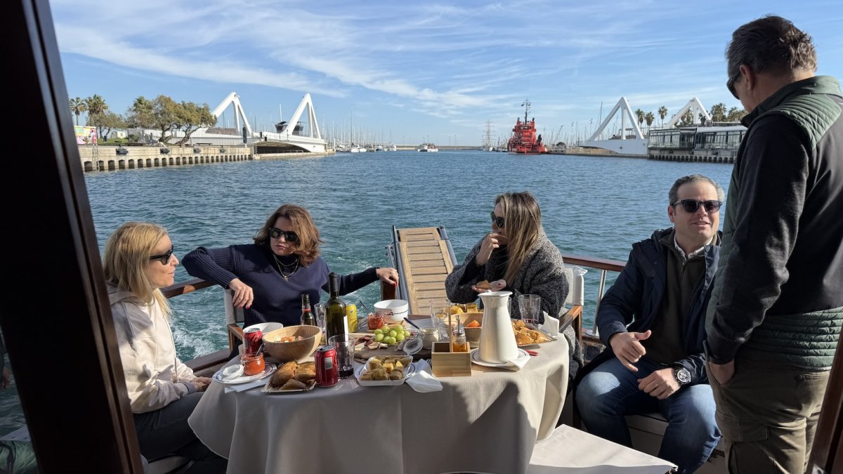 Explore the Bay of Valencia on a llaut