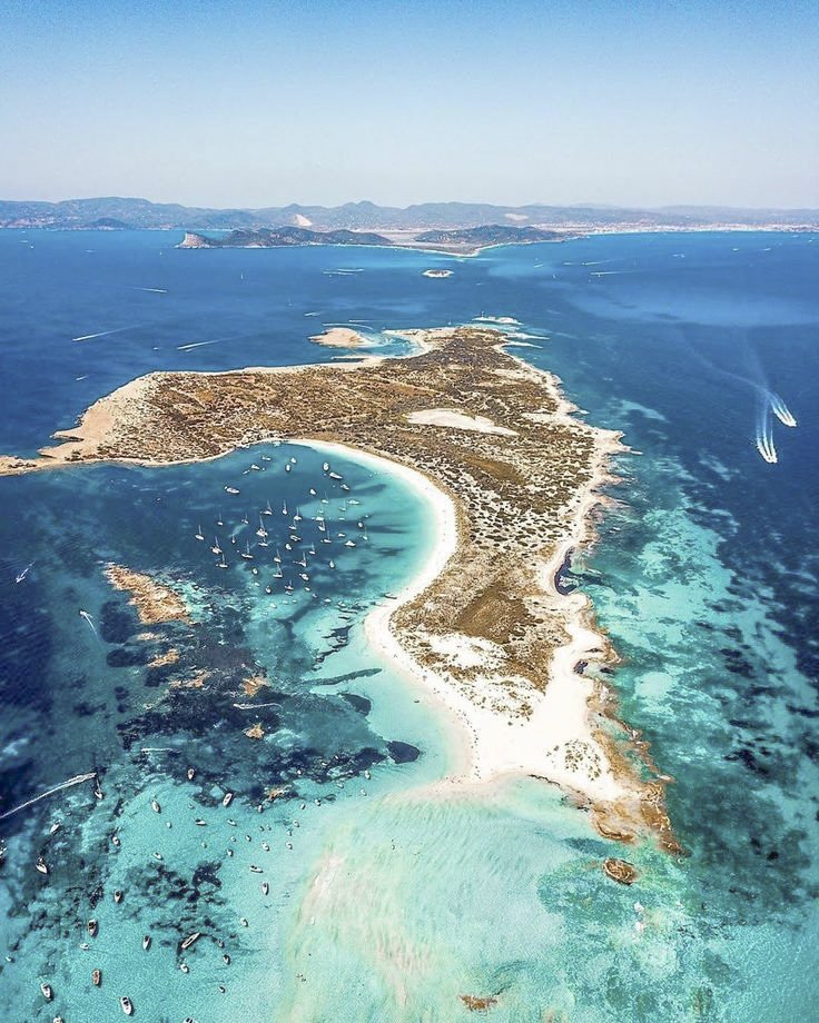 Lussi sul mare: catamarano in navigazione tra Ibiza e Formentera