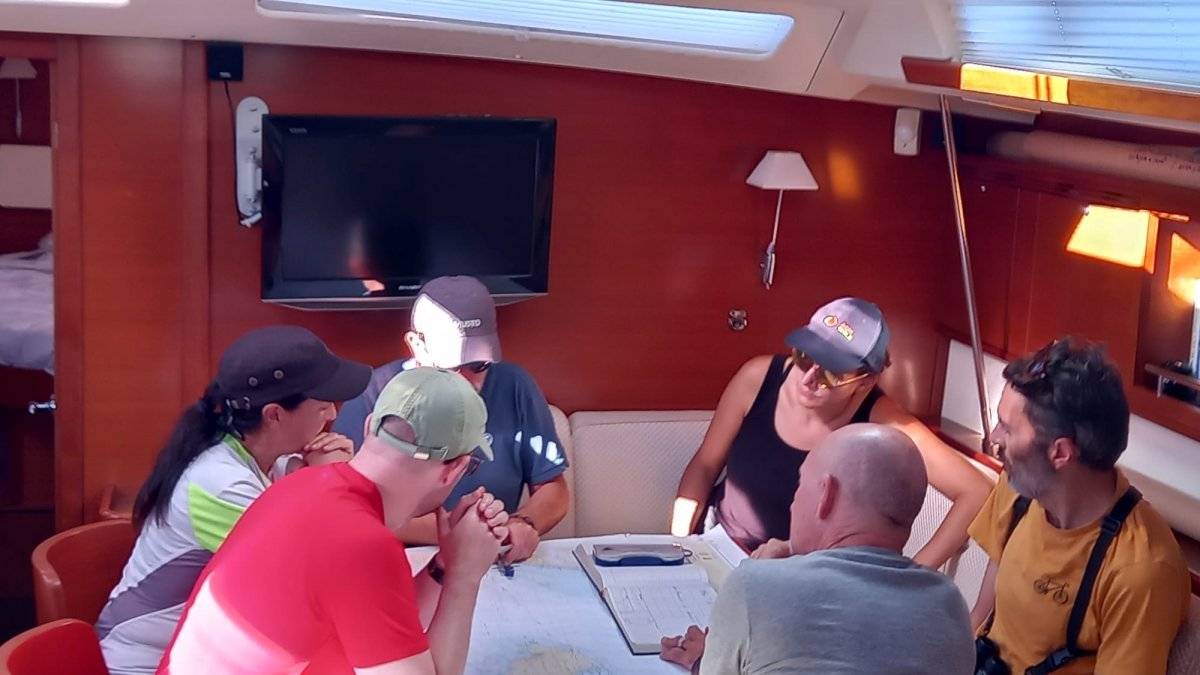 Pratica di navigazione su grande yacht nel Mediterraneo.