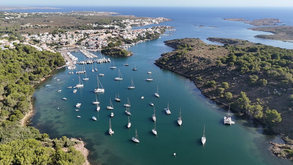 Sailing course around Balearic Islands from Barcelona with anchoring practice
