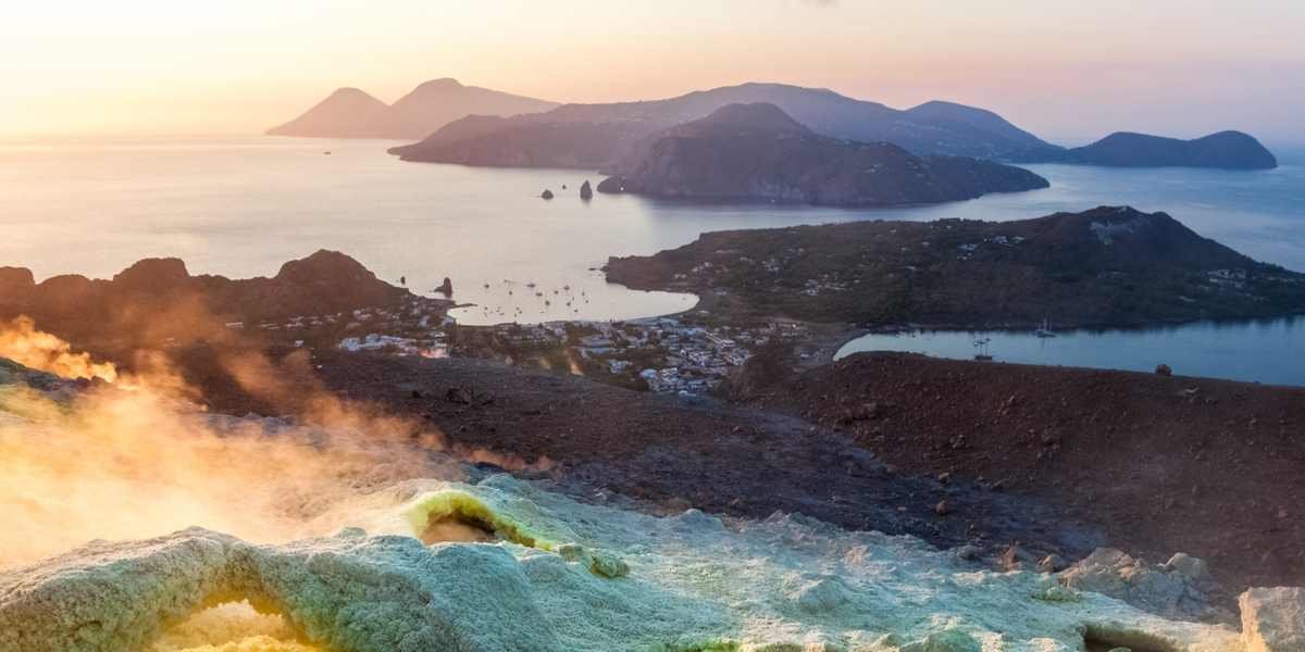 Cruise in catamarano con Hostess alle Eolie