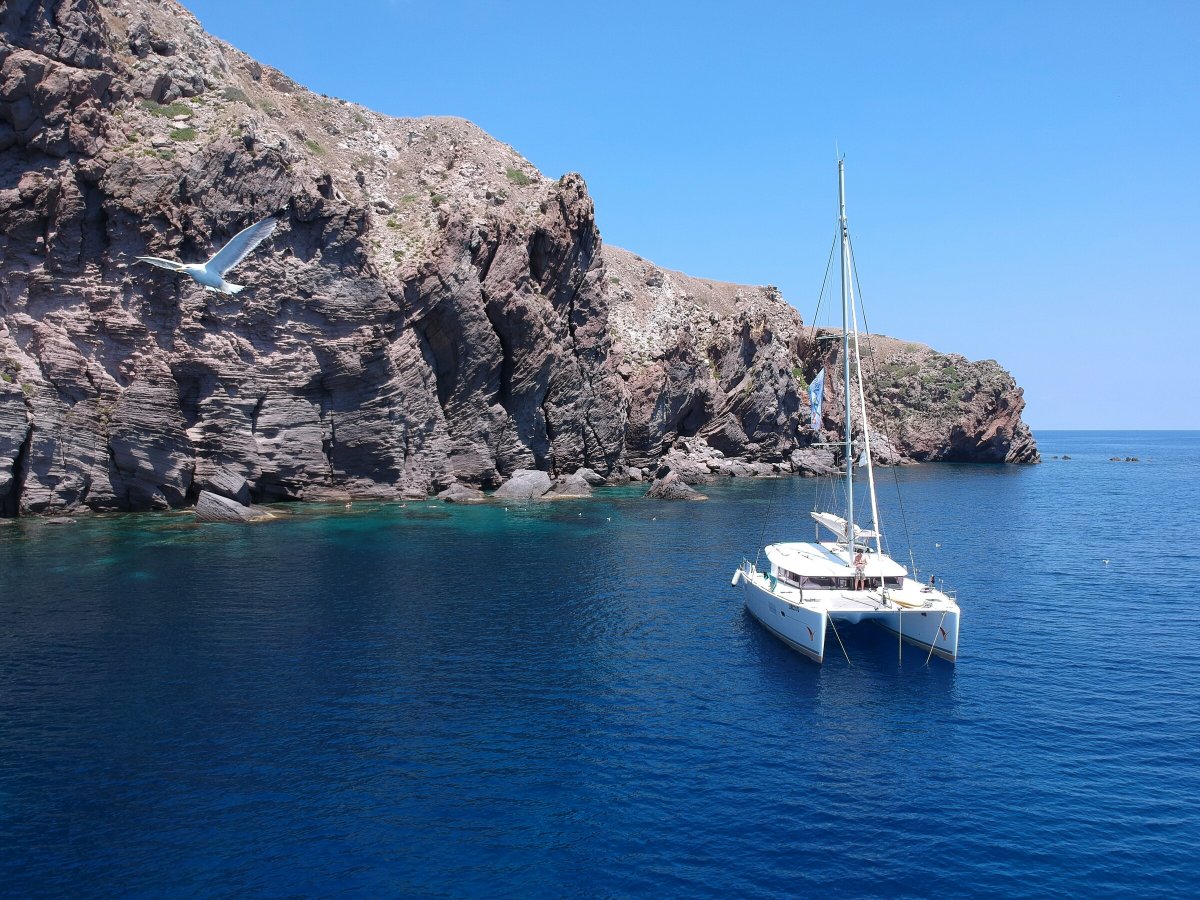 Explora las aguas cristalinas de las islas Eolie en catamarán