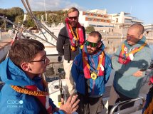 Viaje en barco por el mar Mediterráneo con instrucción de navegación