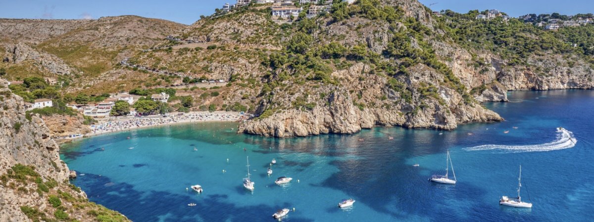 Vista panoramica di uno yacht di lusso