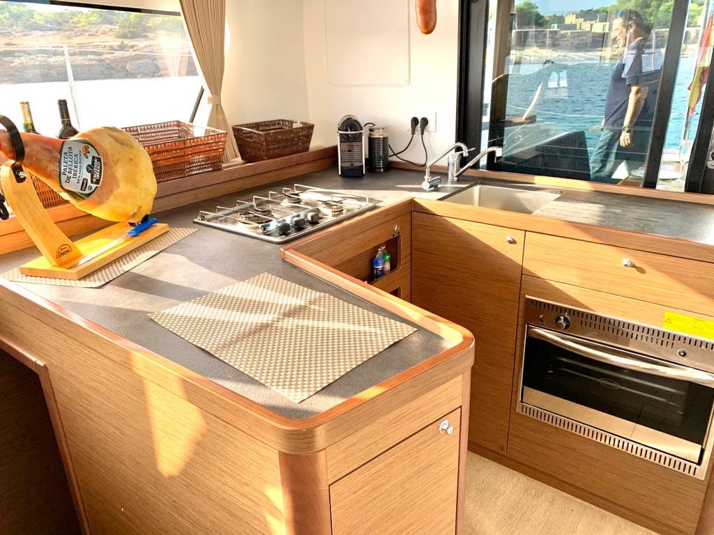 Navigando nel Mar Mediterraneo su un Lagoon 42