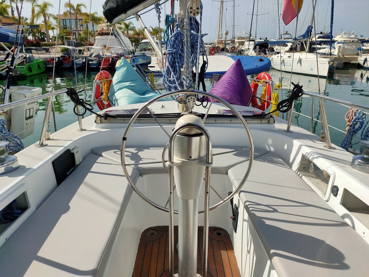 Navegantes a bordo de un velero en el mar