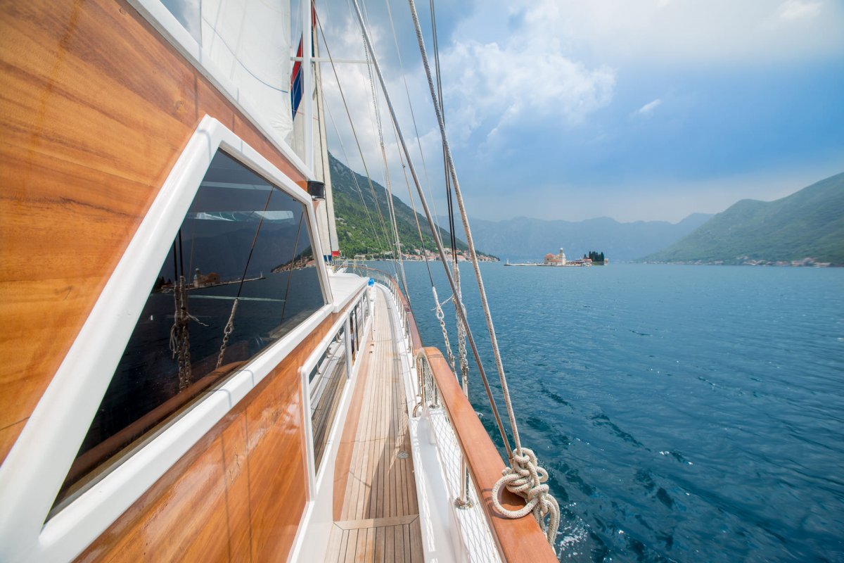 Genieße den Blick auf die bergige und felsige Küste Montenegros