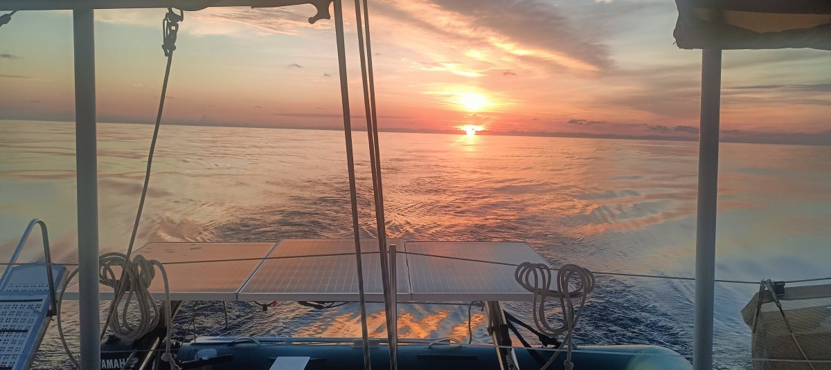 Barco navegando entre las islas de las Cícladas