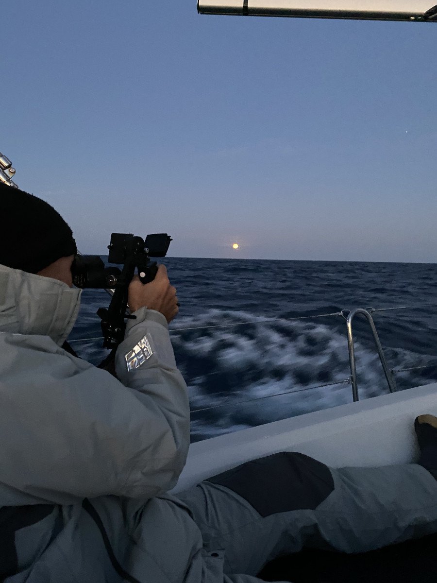 Ein Segelboot, das entlang der Küste von Barcelona segelt
