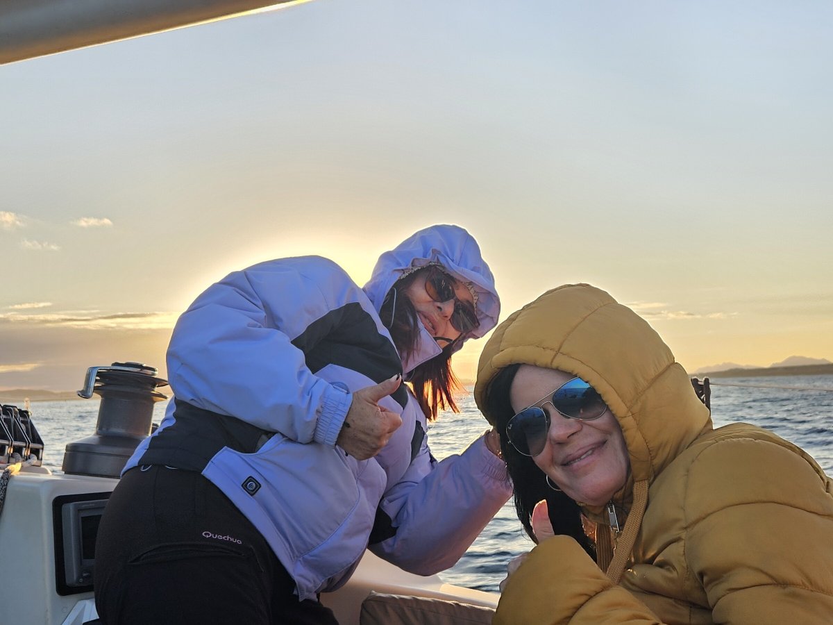 Sie werden segeln und die Panoramablicke der Küste genießen.