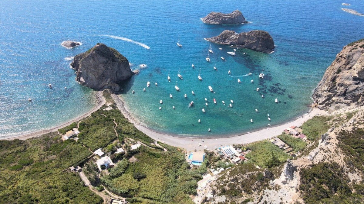 Holiday in the Pontine Islands aboard a splendid 16m boat