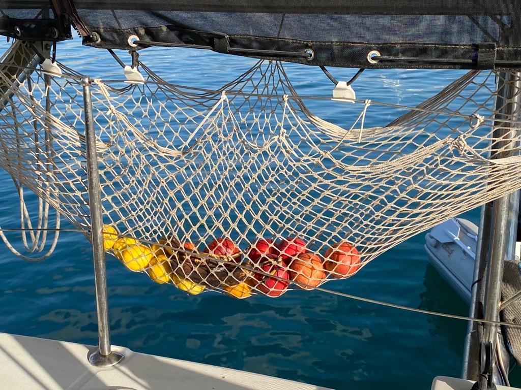 Segeln Sie durch die kristallklaren Gewässer der Äolischen Inseln