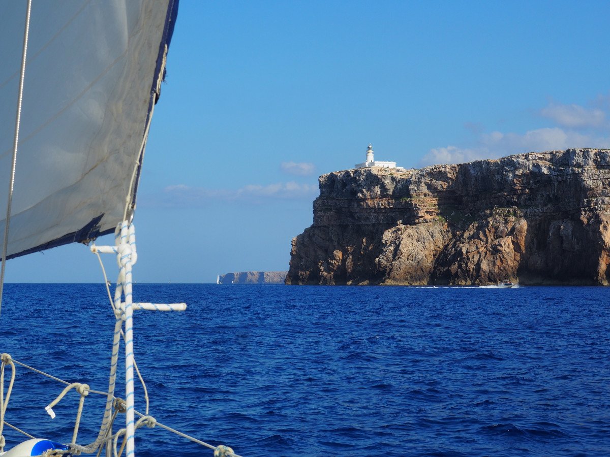 Aprende a navegar en el Mediterráneo con nuestros cursos de navegación
