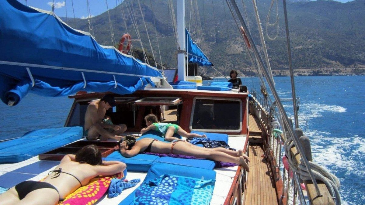 cabin-charter-sample-cabin-charter-photos-56