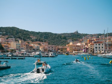 Settimana di vela all-inclusive in Sardegna - Catamarano Lagoon 42, skipper e accompagnatore