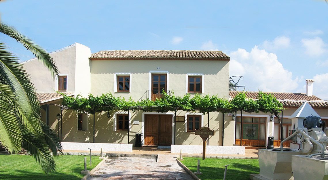 Kristallklare Gewässer und Berglandschaft