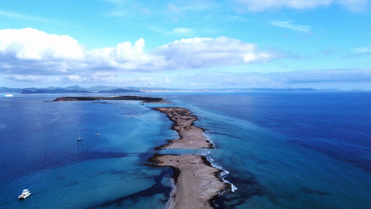 Viaggia in barca a vela nelle acque cristalline.