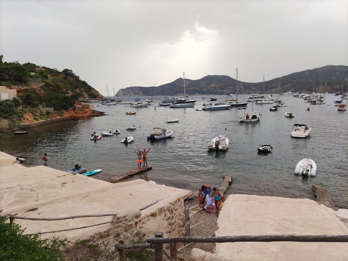 Sailing between islands