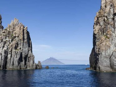 Alla scoperta delle Eolie in catamarano Bali 5.4