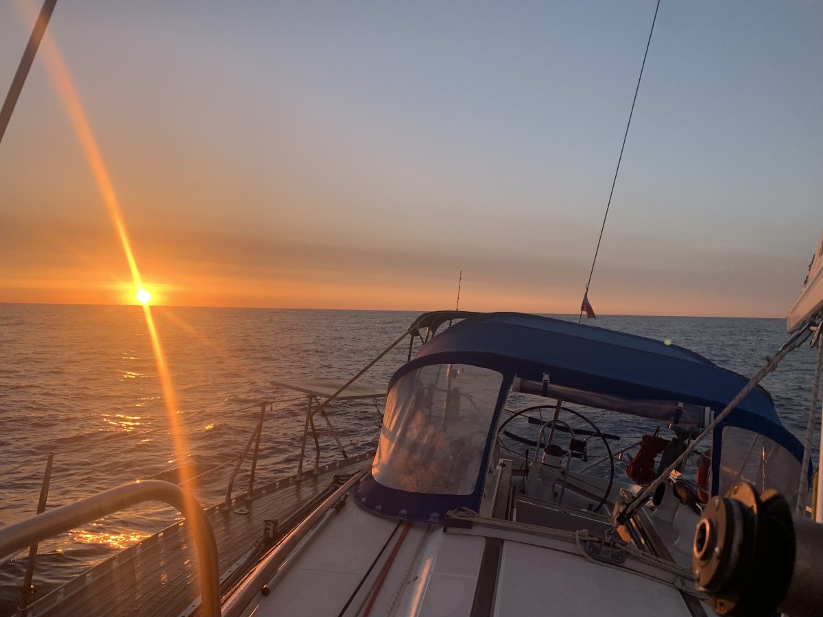 Segeln auf dem offenen Meer zwischen Alicante und Menorca
