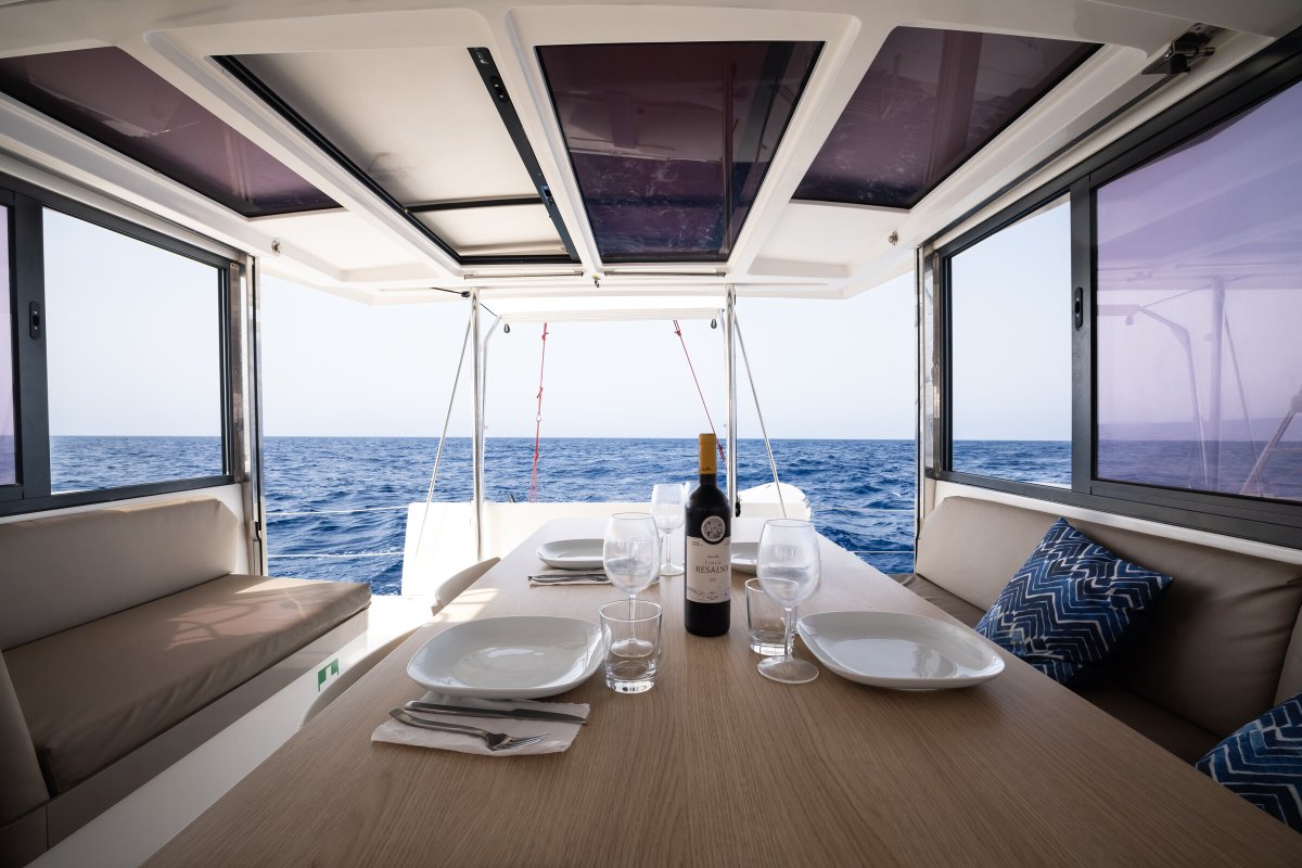 Marruecos en catamarán de lujo: aventura náutica desde Puerto Banús a Tetuán