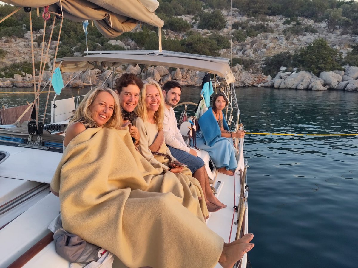 Explora las islas sarónicas con un curso de navegación en velero