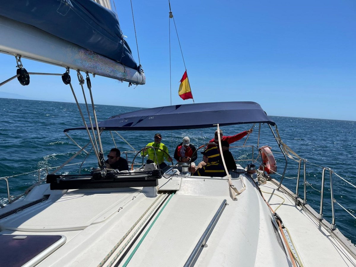 Improve your sailing skills in a beginner sailing course