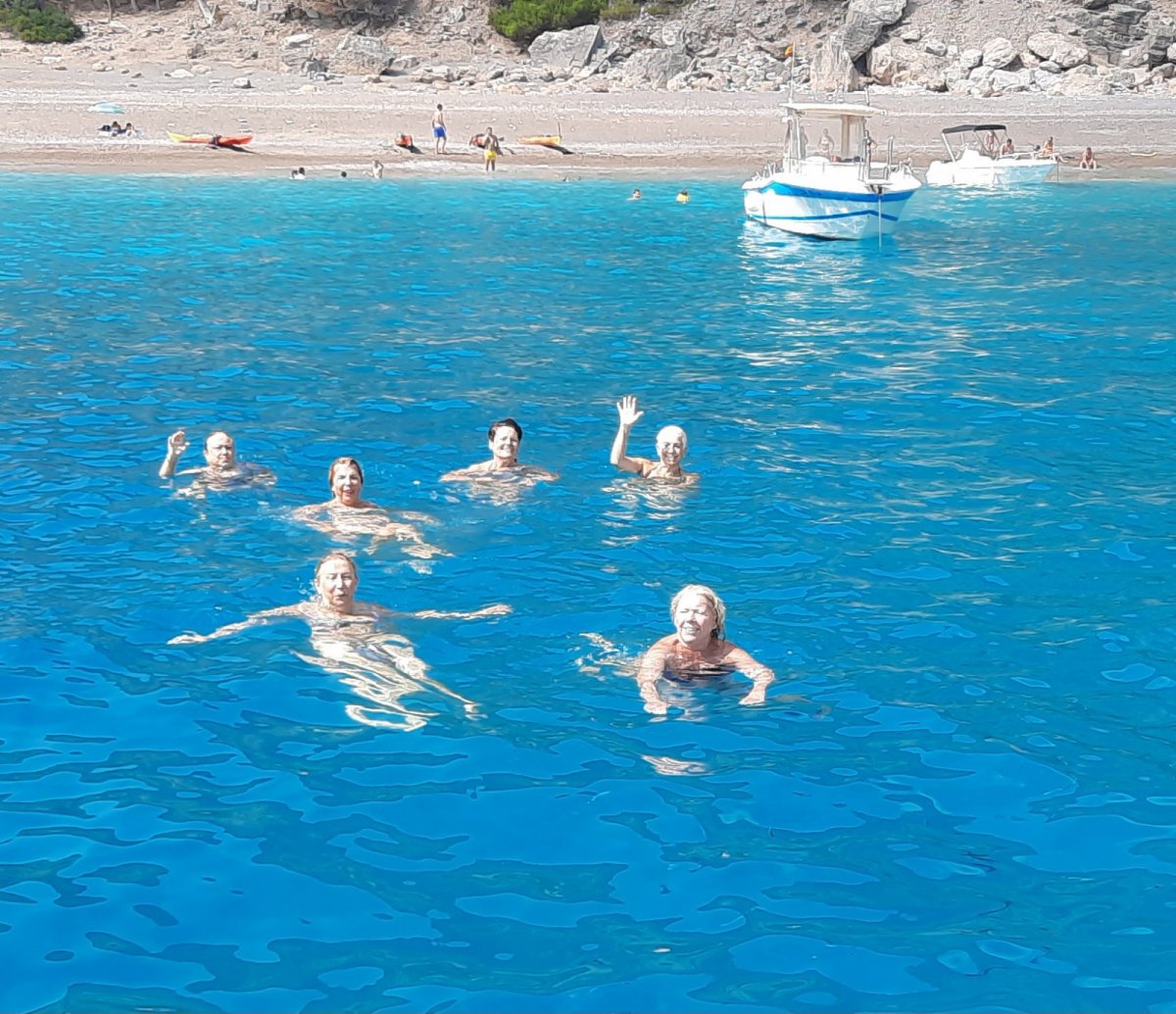 The sailboat sails through Alcúdia Bay
