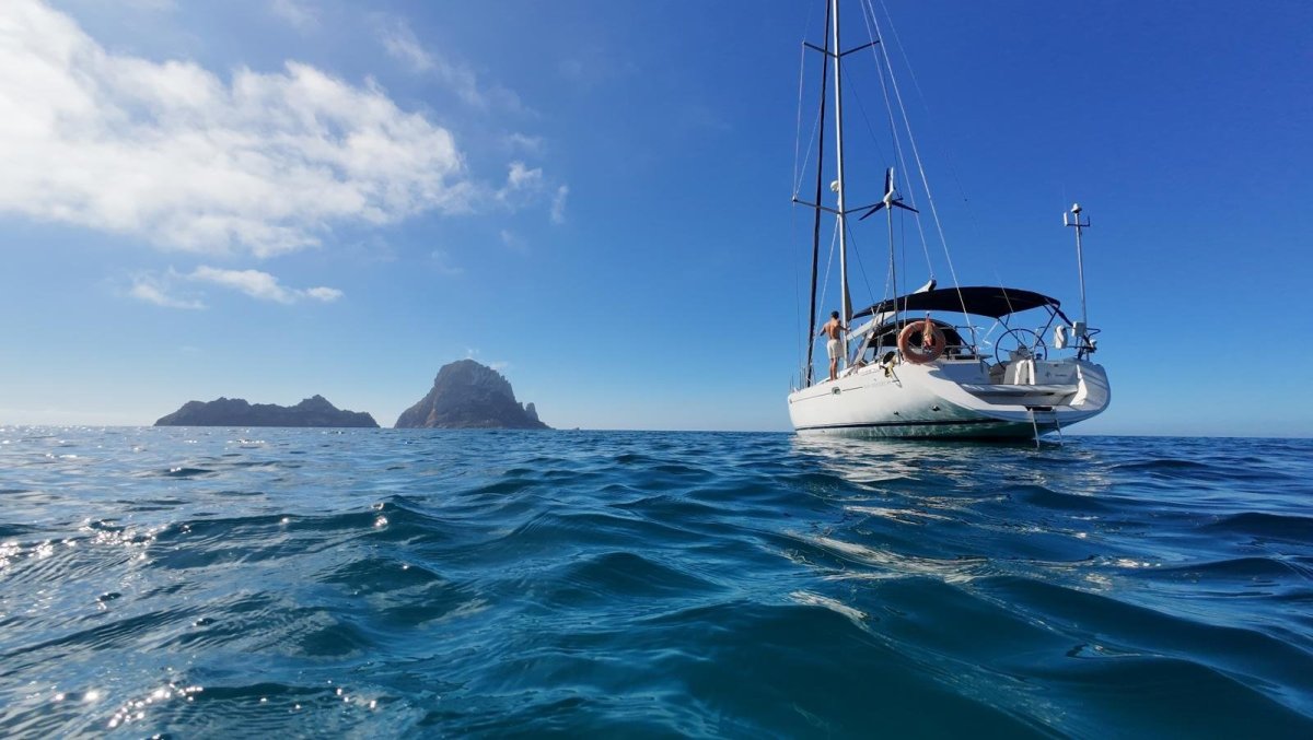 Disfruta de la belleza natural del Mediterráneo en un viaje de navegación.
