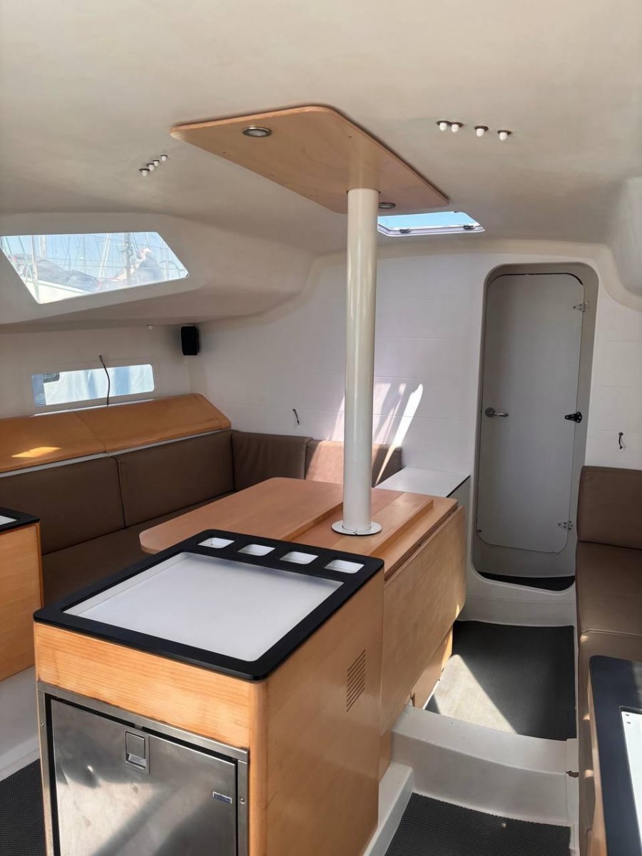 Istruttori di navigazione RYA che insegnano al mare