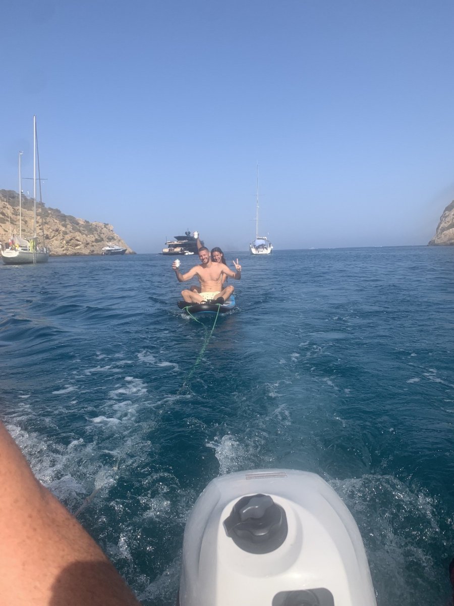 Barcos de turismo navegando en el Mediterráneo