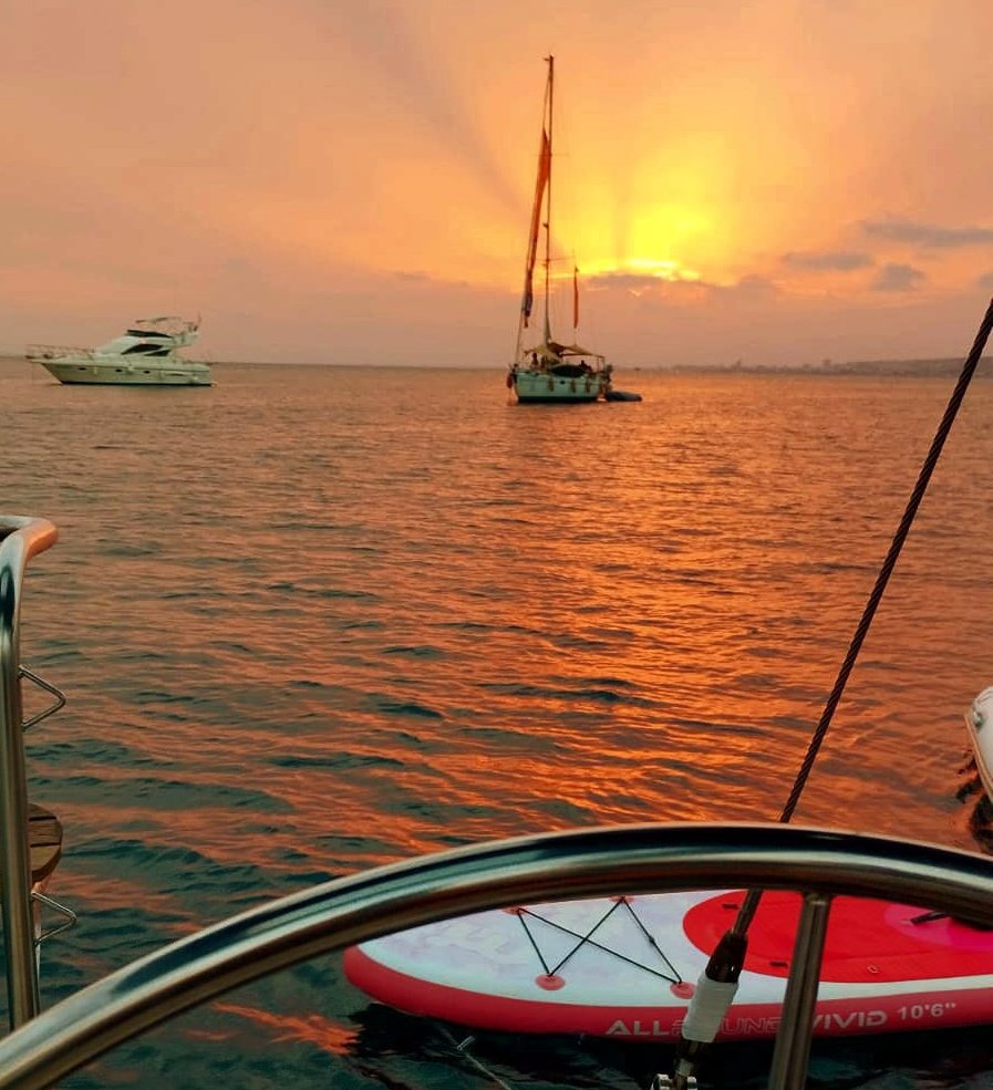 Vista panorámica de Tabarca desde el mar al atardecer